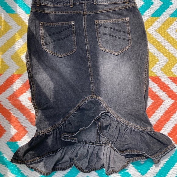 Black Skirt - Picture 4 of 9